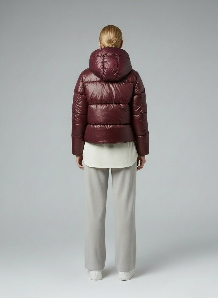 Back pose of the model wearing Mina Puffer Jacke