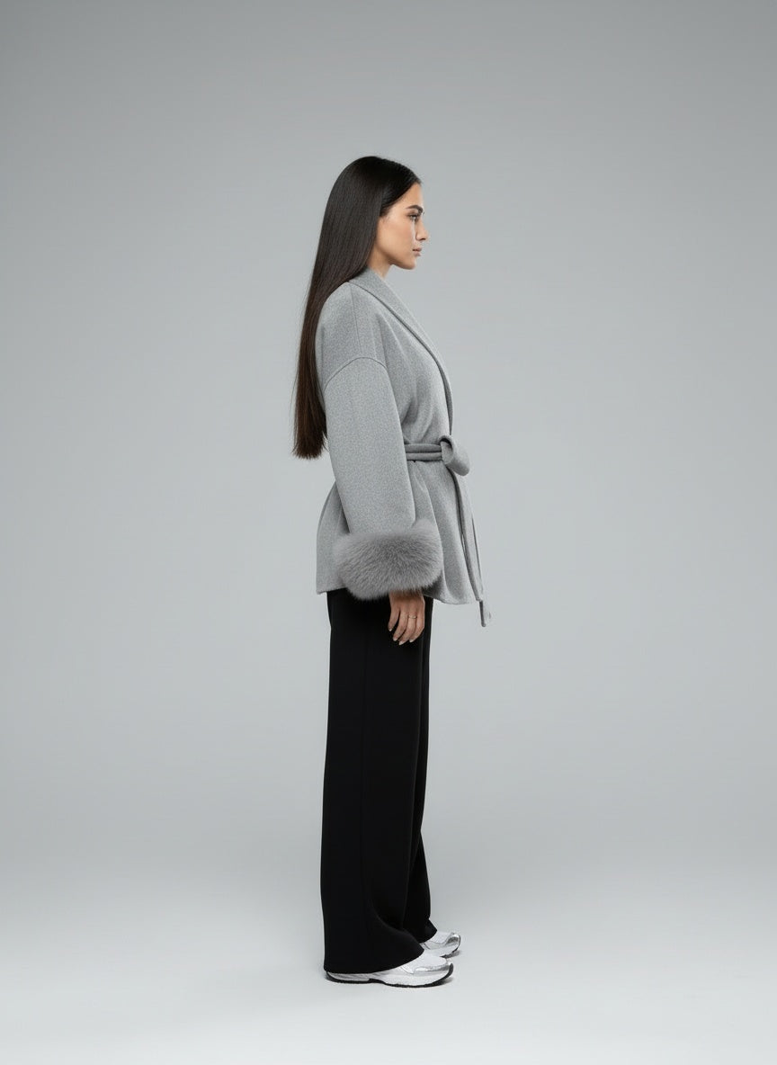 Side profile of the model wearing Linora Wollmantel