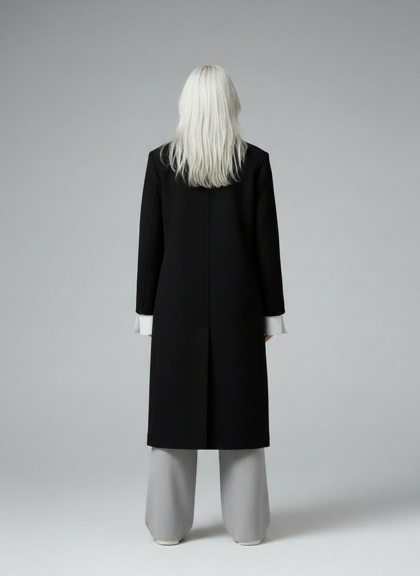 Back pose of the model wearing Clara™ | Zeitloser Premium-Mantel