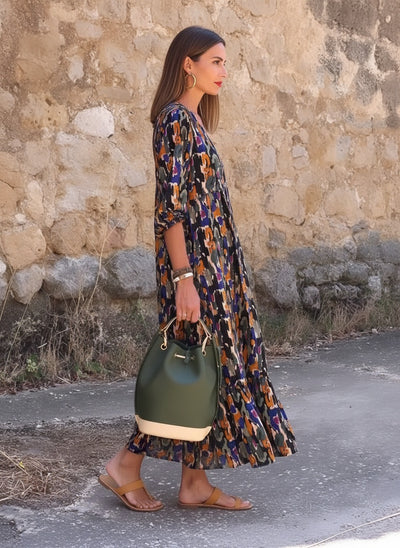 Side profile of the model wearing Nathalie | Kleid mit V-Ausschnitt im Retro-Druck