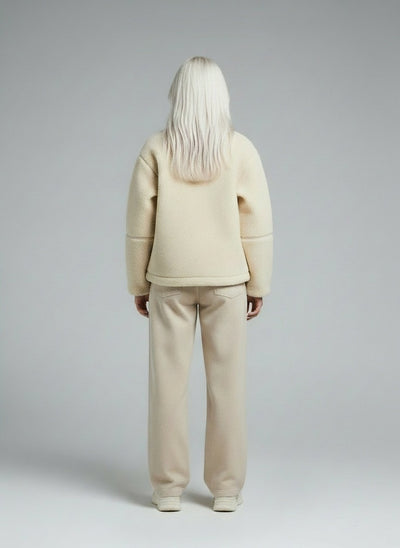 Back pose of the model wearing Mirella | Teddy Fleece Jacke