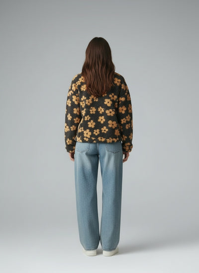 Back pose of the model wearing Daisy | Geblümter Warmer Fleecepullover