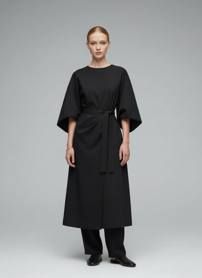 Full body view of the model wearing Cyvion - Zeitloses, Elegantes Kleid mit Raffinierten Details