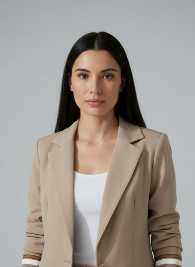 Close-up of the model wearing StadsEssenza™ | Lounge-Set