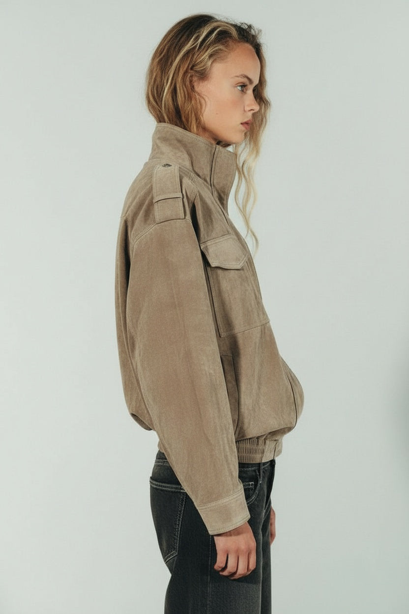 Side profile of the model wearing Sophia™ | Wildlederjacke Marble Sand