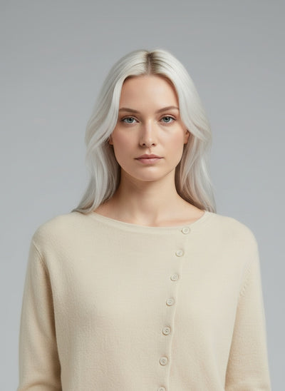 Close-up of the model wearing Alina | Elegante Weste