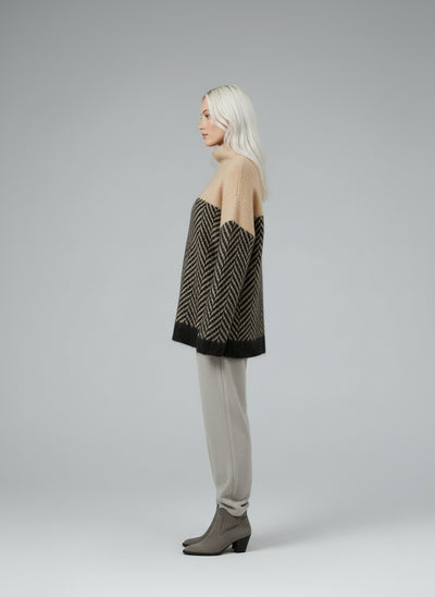 Side profile of the model wearing ADELIE | Premium Rollkragen aus edlem Strick