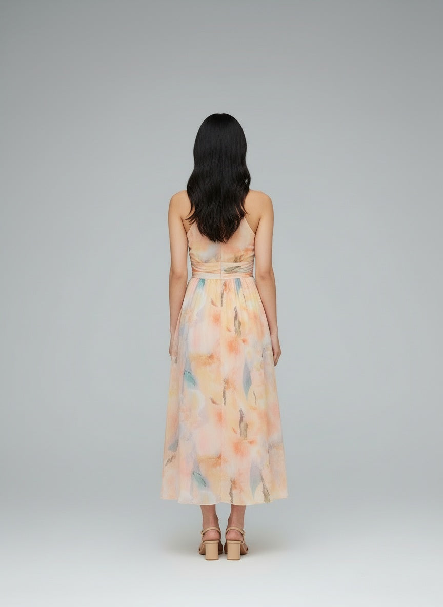 Back pose of the model wearing Naomi™ | Elegantes tailliertes Aquarell-Druck Kleid