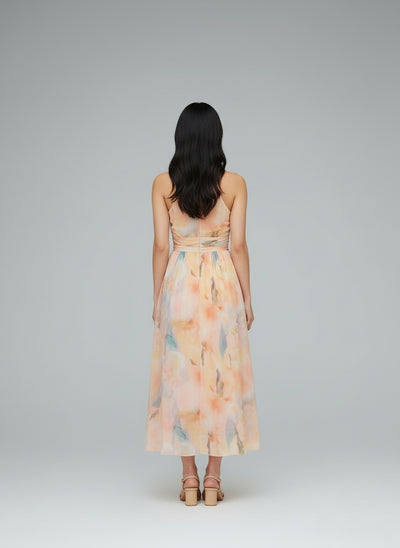 Back pose of the model wearing Naomi™ | Elegantes tailliertes Aquarell-Druck Kleid