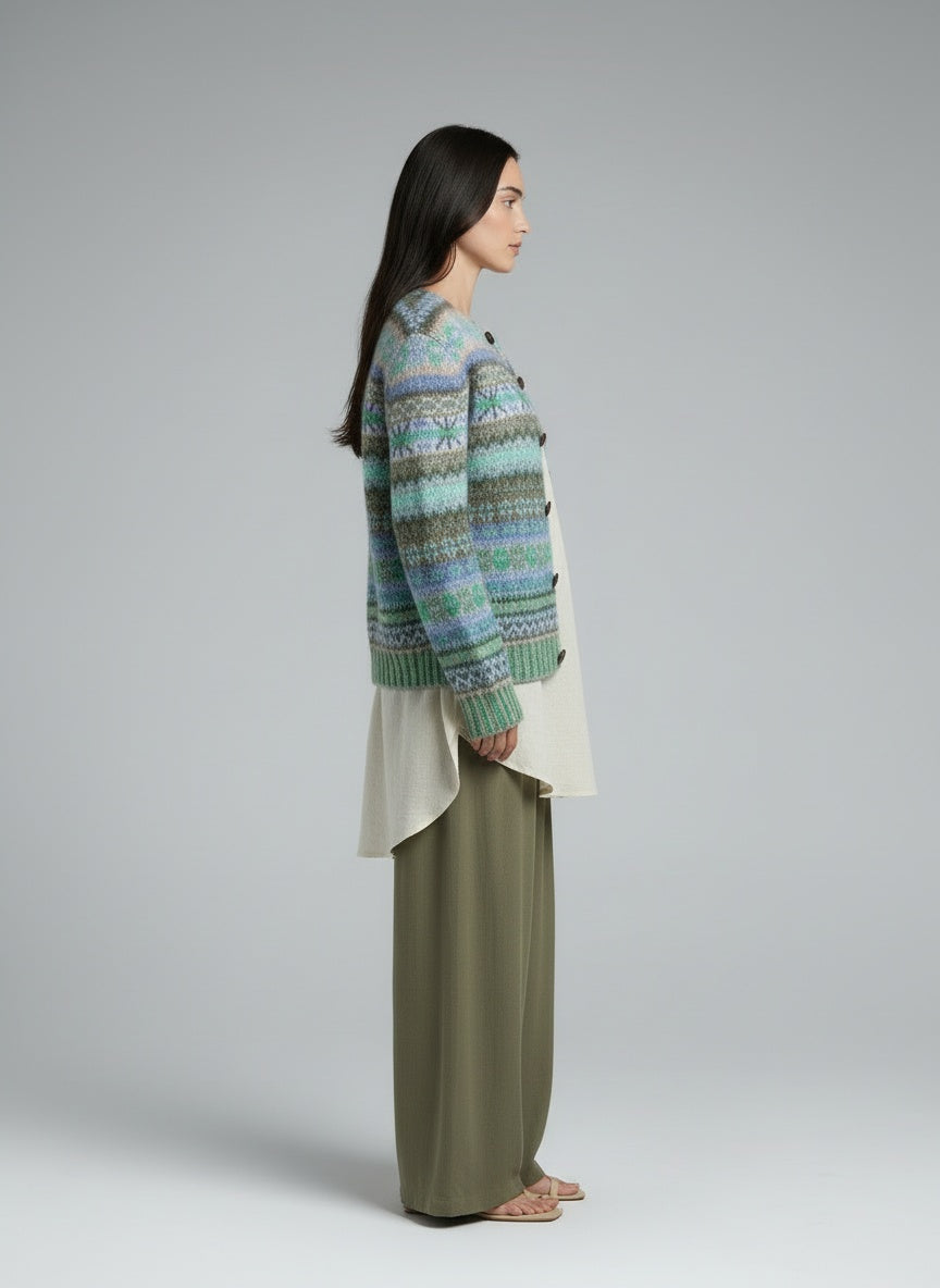 Side profile of the model wearing Lotte | Blauer Pullover mit Print