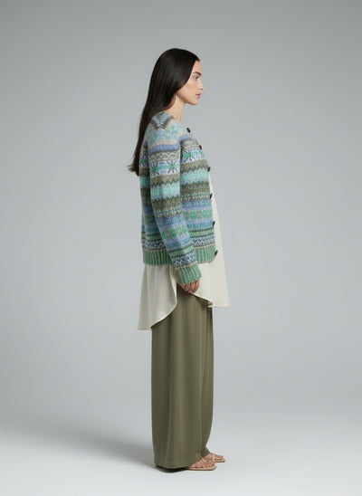 Side profile of the model wearing Lotte | Blauer Pullover mit Print