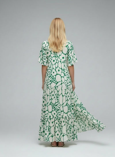 Back pose of the model wearing Christine | Leichte und fließende Sommerkleid