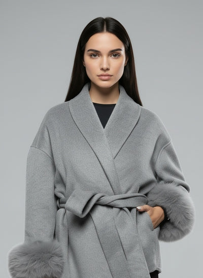 Close-up of the model wearing Linora Wollmantel