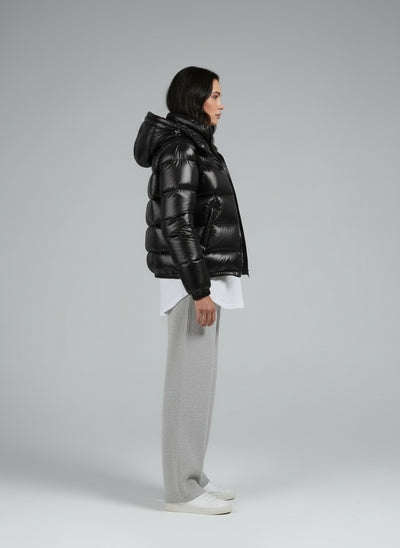 Side profile of the model wearing Unisex Steppjacke