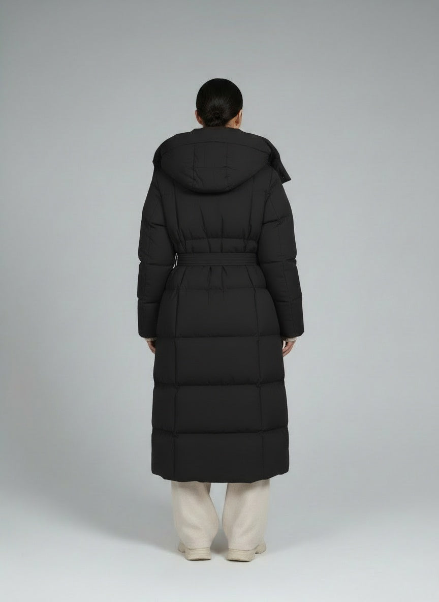 Back pose of the model wearing Tami Puffer Jacke