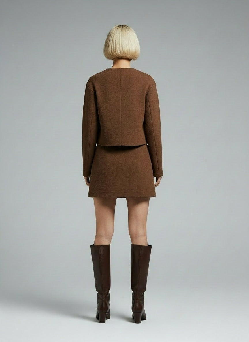 Back pose of the model wearing MOCHA AMÉLIE™-SET