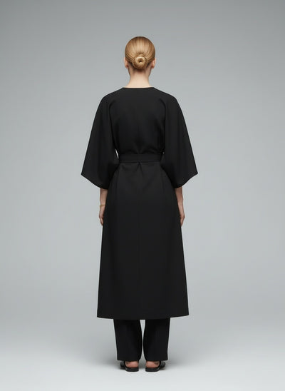 Back pose of the model wearing Cyvion - Zeitloses, Elegantes Kleid mit Raffinierten Details