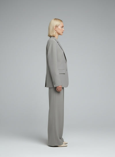 Side profile of the model wearing Sophie | Zeitloses Zweiteiliges Anzug