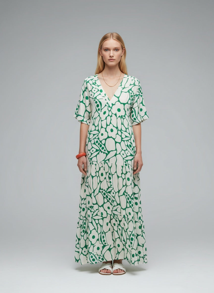 Full body view of the model wearing Christine | Leichte und fließende Sommerkleid