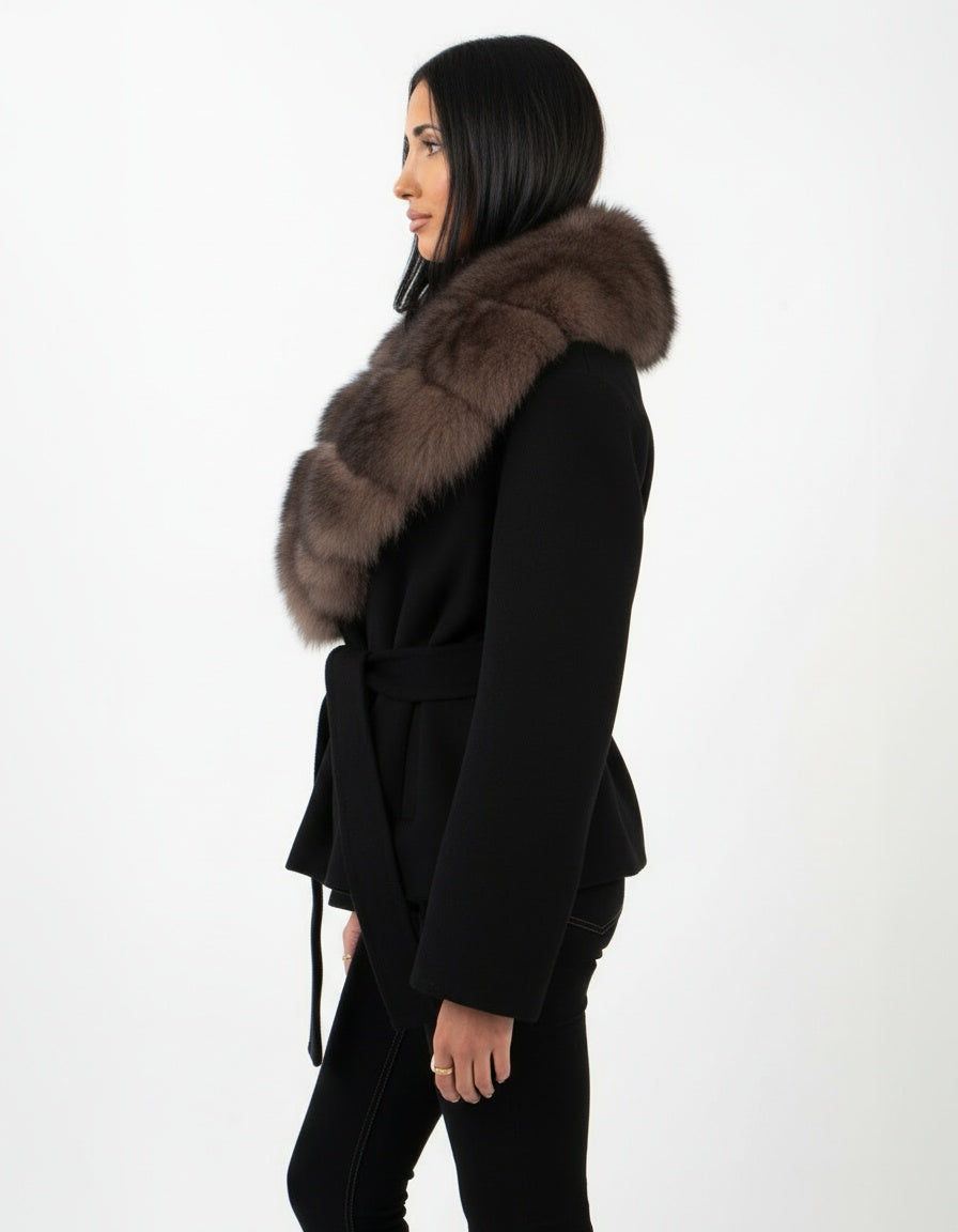 Side profile of the model wearing Helene | Fellkragen Jacke