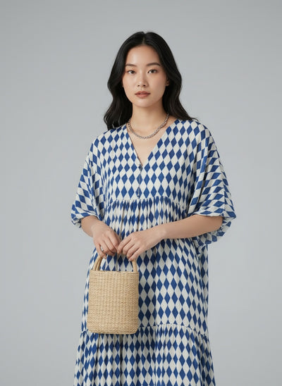 Close-up of the model wearing Livia | Geometrisches Kleid in Blau und Weiß