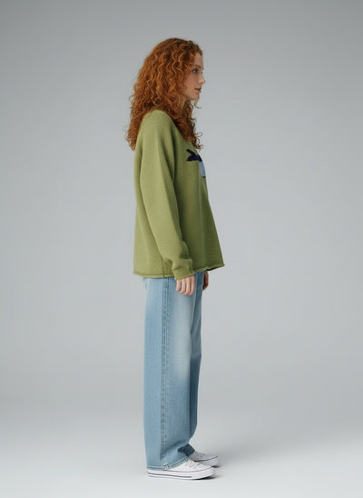 Side profile of the model wearing Olive Strick-Fischerpullover