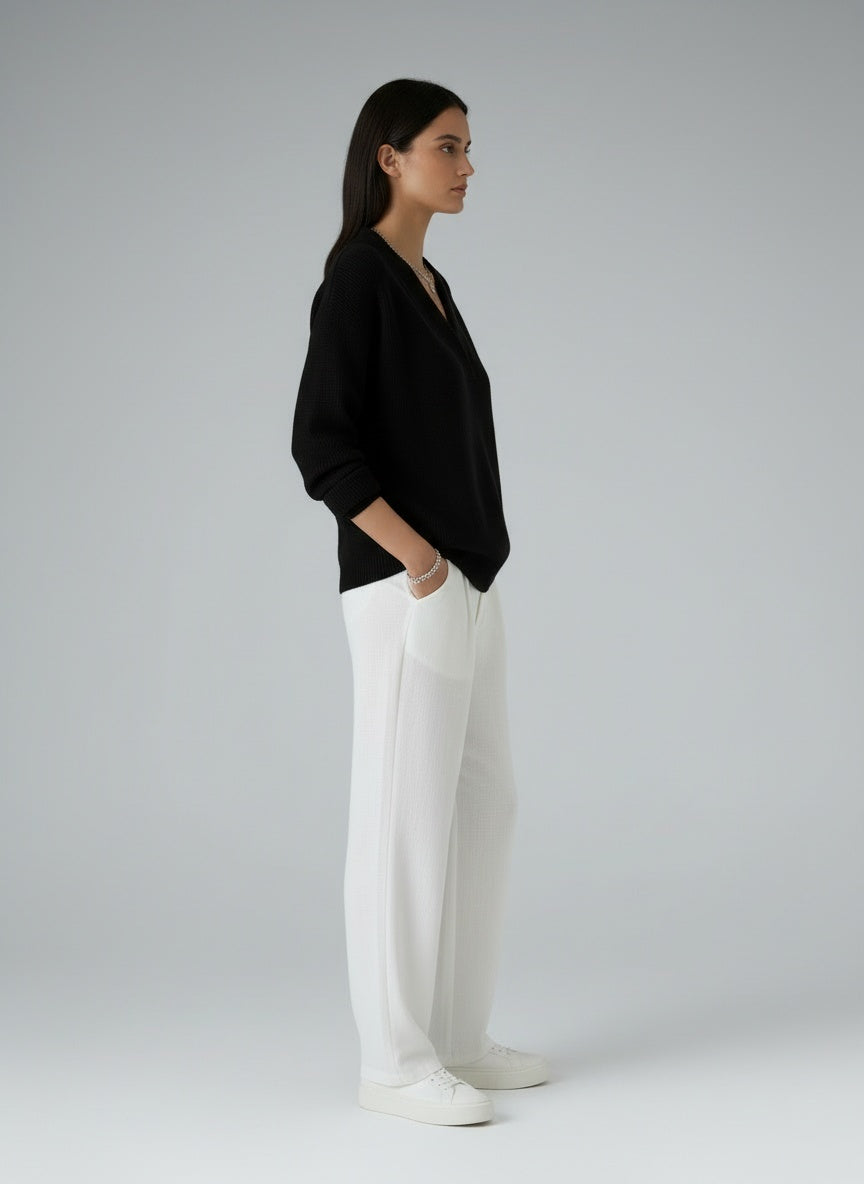 Side profile of the model wearing Noor | Pullover mit V-Ausschnitt