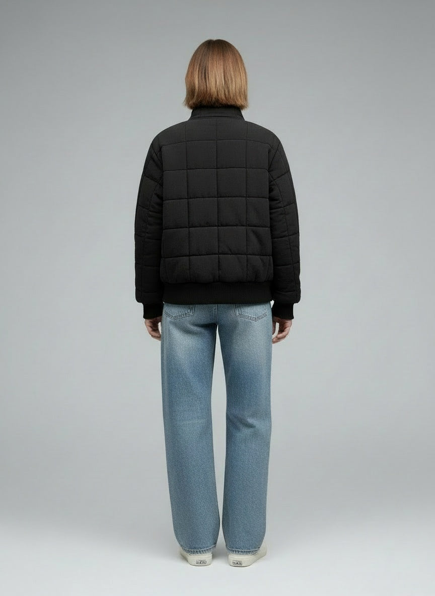 Back pose of the model wearing Luna | Gestepptes Übergangsjäcket