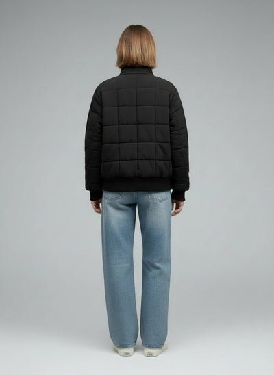 Back pose of the model wearing Luna | Gestepptes Übergangsjäcket