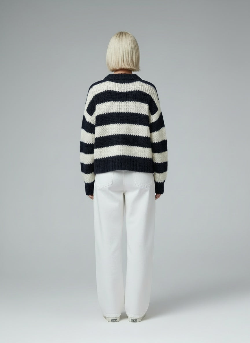 Back pose of the model wearing Liora | Strickpullover