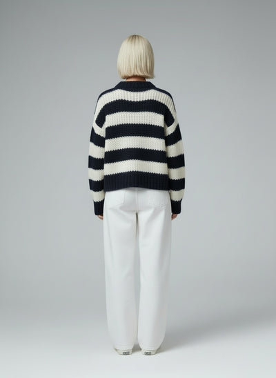 Back pose of the model wearing Liora | Strickpullover