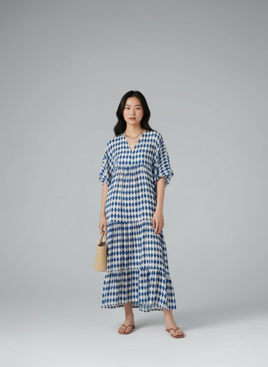 Full body view of the model wearing Livia | Geometrisches Kleid in Blau und Weiß