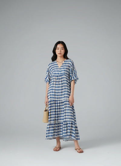 Full body view of the model wearing Livia | Geometrisches Kleid in Blau und Weiß