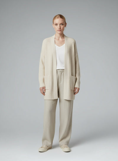 Full body view of the model wearing Amelie™ | Strickpullover mit Taschen