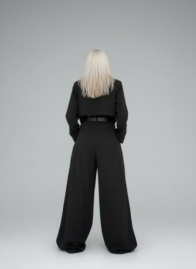 Back pose of the model wearing Eclat™ -Damen Ensemble Bustier + Jacke – Eleganter & Trendiger Stil