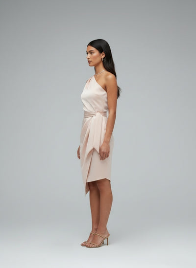 Side profile of the model wearing Cyvion - Satin Glow Kleid