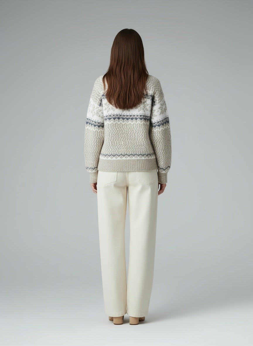 Back pose of the model wearing Helena - Bequemer Elegant Pullover