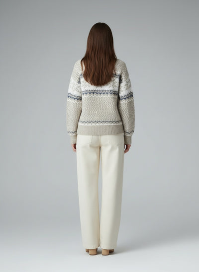 Back pose of the model wearing Helena - Bequemer Elegant Pullover