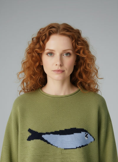 Close-up of the model wearing Olive Strick-Fischerpullover