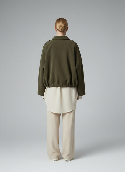 Back pose of the model wearing Isabella | Bomberjacke