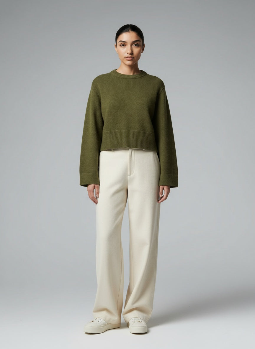 Full body view of the model wearing Mirella | Strickpullover