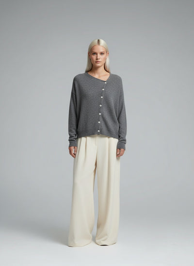 Full body view of the model wearing Alina | Elegante Weste