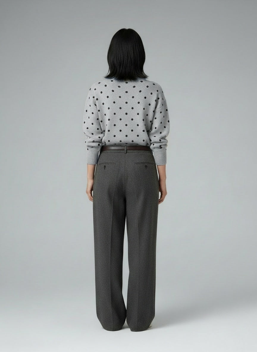 Back pose of the model wearing Luna | Polkadot Pullover