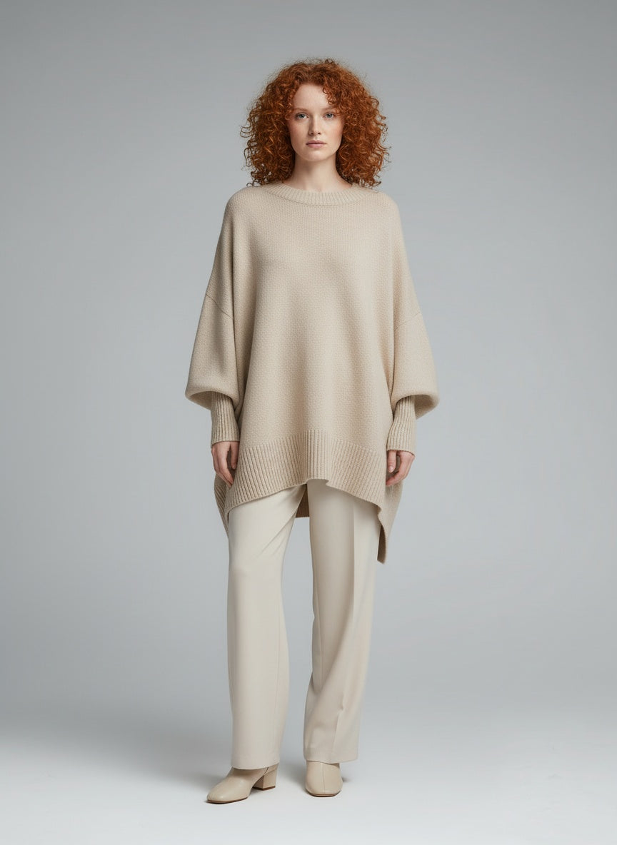 Full body view of the model wearing Mandy – Mühelose Eleganz Oversized Pullover