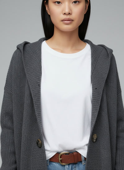 Close-up of the model wearing Saga™ | Elegante lange Strickjacke