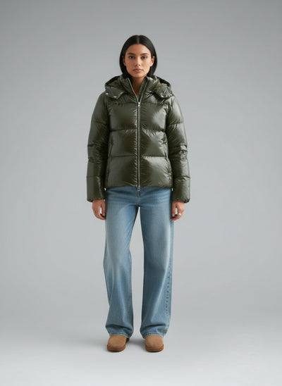 Full body view of the model wearing Noemi Puffer Jacke mit Kapuze