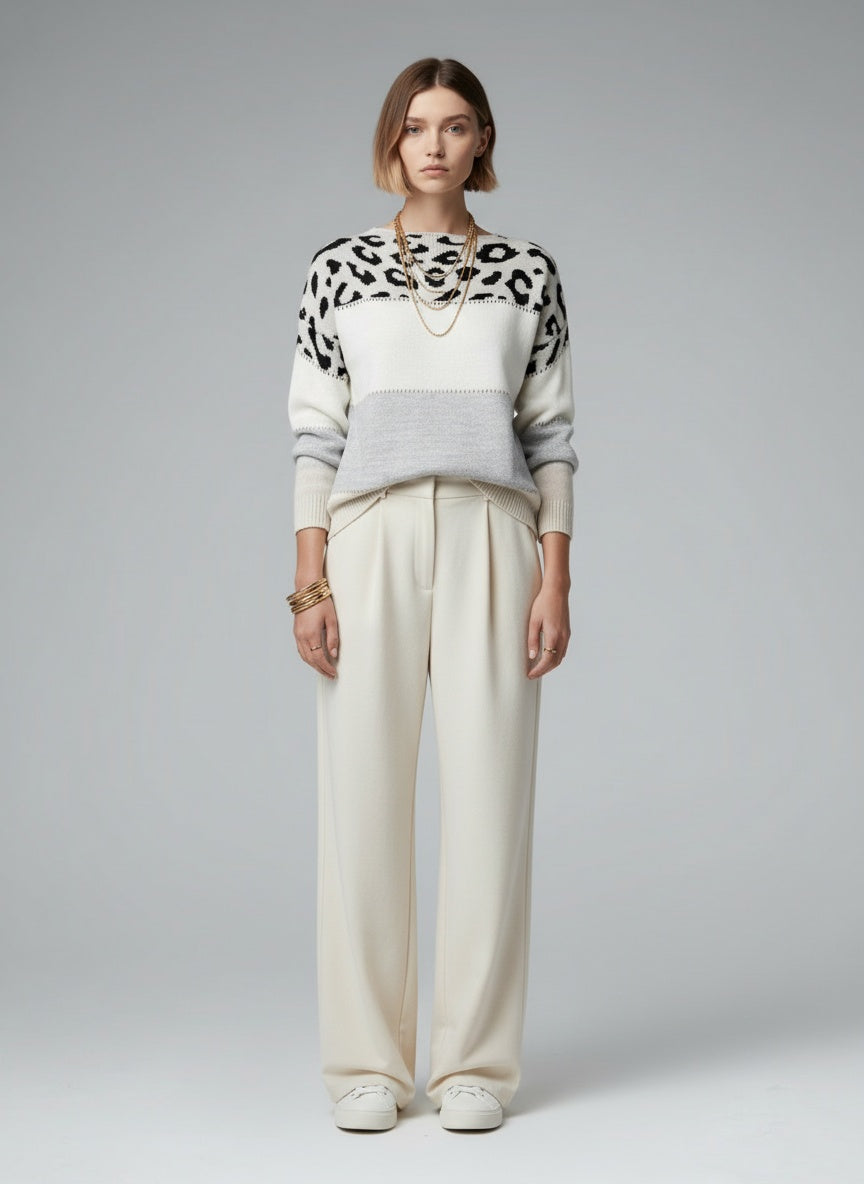 Full body view of the model wearing Charlene | Lässiger Pullover mit Leopardenmuster