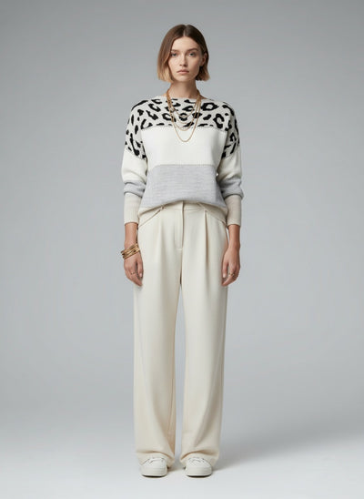 Full body view of the model wearing Charlene | Lässiger Pullover mit Leopardenmuster