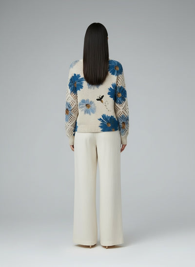 Back pose of the model wearing Annelies™ | Elegante Pullover mit Blumenmuster