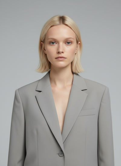 Close-up of the model wearing Sophie | Zeitloses Zweiteiliges Anzug